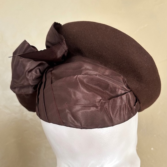 COVETED AND REGISTERED DESIGNER 1940s' BROWN FELT & TAFFETA TILT HAT - Picture 6 of 12